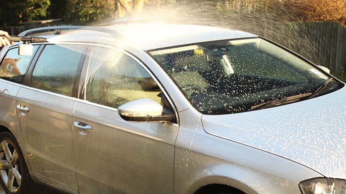 Ένα πλυστικό μηχάνημα υψηλής πίεσης διευκολύνει το πλύσιμο του αυτοκινήτου και προσφέρει καθαρισμό ακόμα και σε δύσκολα σημεία του αμαξώματος.